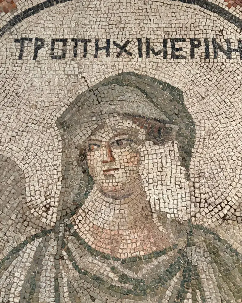 Detail mozaiky s viditelnými spárami a směrem řad drobných tesser